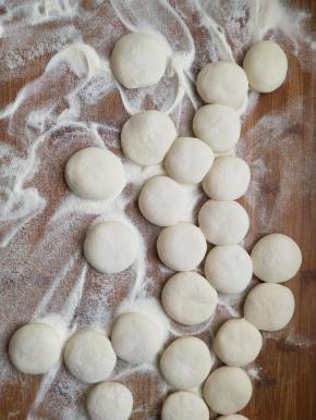 分成大约20克左右的小剂子并揉圆