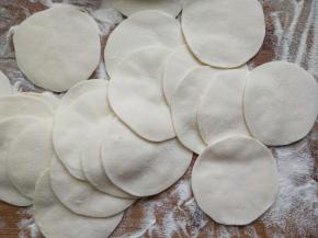 用擀饺子皮的办法擀好冰皮，擀成饺子皮大小就行