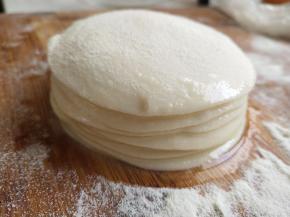 刷油后上边再摞一个，然后刷油，以此类推大约10个面皮左右