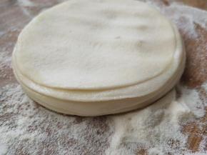 用手轻轻往四外摁动面皮，不要用力过猛