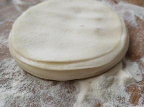 用手轻轻往四外摁动面皮，不要用力过猛