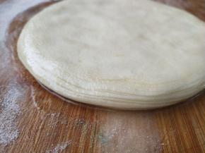 把底面翻过来，继续用手轻松摁下如此反复几次正反面都要多摁几次