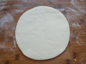 然后轻轻的用擀面杖从中间往外边擀，注意要轻轻的擀，不能用太大力，擀几下以后把饼翻过来底面朝上继续擀如此反复几次饼就擀好了