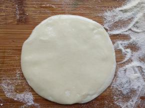 取一个擀开的皮子，上边用刷子刷一层薄薄的油