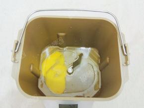 称取液体材料和糖，盐放入面包桶