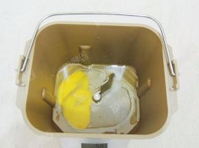 称取液体材料和糖，盐放入面包桶