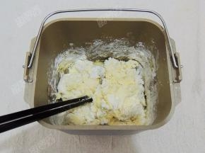 用筷子帮助搅拌成絮状