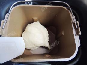 用刮刀辅助面包桶四周的散粉