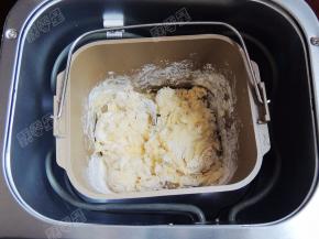 将装有原料的面包桶固定在面包机中