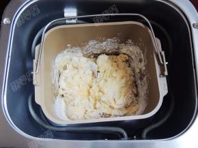 将装有原料的面包桶固定在面包机中