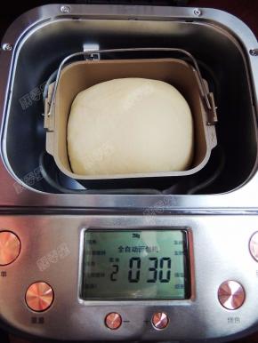 发酵好的面团开始烘烤