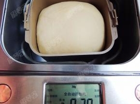 发酵好的面团开始烘烤