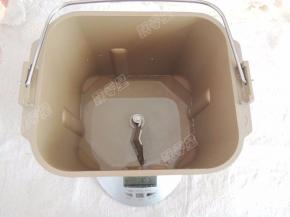 面包桶内放入水、盐、糖