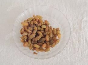 葡萄干用水浸泡半小时后沥干