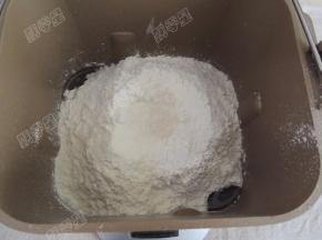 加入奶粉和酵母粉