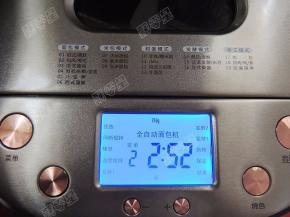 然后将面包桶安置在面包机内，选择”和风面包“程序