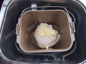 运行十分钟后加入软化的黄油