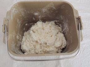 用筷子帮助搅拌一下