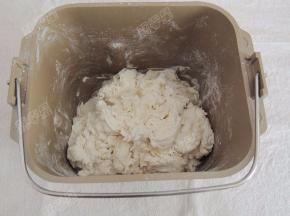 用筷子帮助搅拌一下