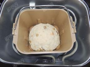 因为面包机和面可能会将葡萄干裸露在外导致烤焦，所以我用手辅助了一下，将葡萄干都揉进面团里面了