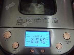 40分钟的时候开始烘烤，烘烤结束后取出面包晾凉切片即可