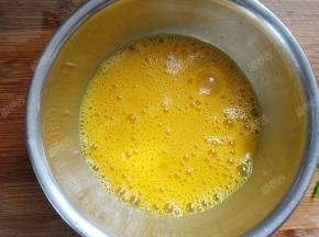 加入适量的料酒打散