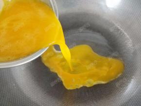 锅热油，下入蛋液