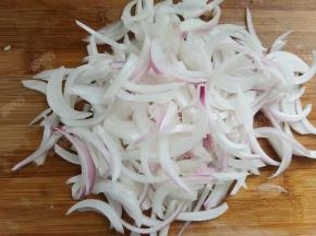 把洋葱洗净去老皮，切成细条