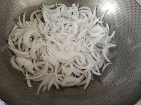 锅中留底油，倒入洋葱丝煸炒