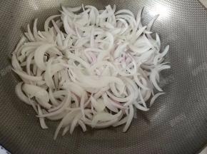 锅中留底油，倒入洋葱丝煸炒