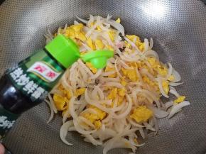 翻炒均匀后加入家乐热炒鲜露炒匀