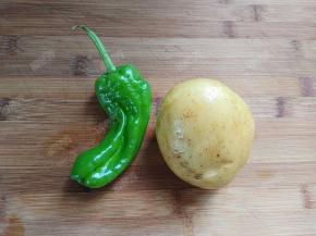 土豆和青椒洗净