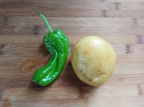 土豆和青椒洗净