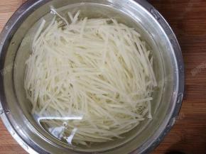 擦好的土豆丝用水泡下洗净淀粉
