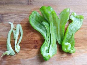 青椒去蒂去籽，把里面的白色的筋去掉，减轻辣味