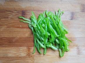 青椒切成细丝