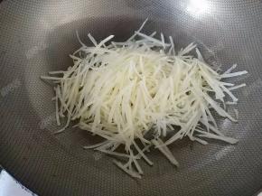 倒入土豆丝翻炒至透明