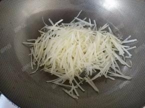 倒入土豆丝翻炒至透明