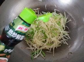 加入家乐热炒鲜露，快速翻炒均匀