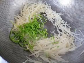 倒入青椒丝翻炒断生