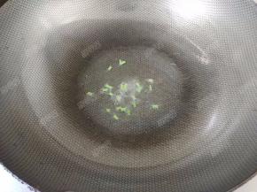 锅内倒油后放入葱花爆香