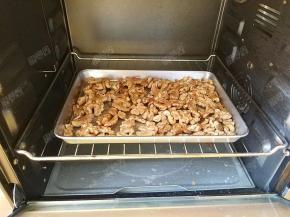 剥好的核桃仁放入烤箱150度烘烤10分钟