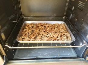 剥好的核桃仁放入烤箱150度烘烤10分钟