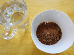 红糖放入碗中倒入热水搅拌融化