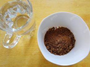 红糖放入碗中倒入热水搅拌融化