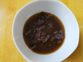 将切碎的桂圆肉放入红糖水中浸泡