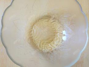 碗中放入玉米油