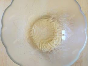 碗中放入玉米油