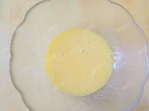 搅打至颜色发白