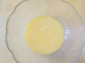 搅打至颜色发白